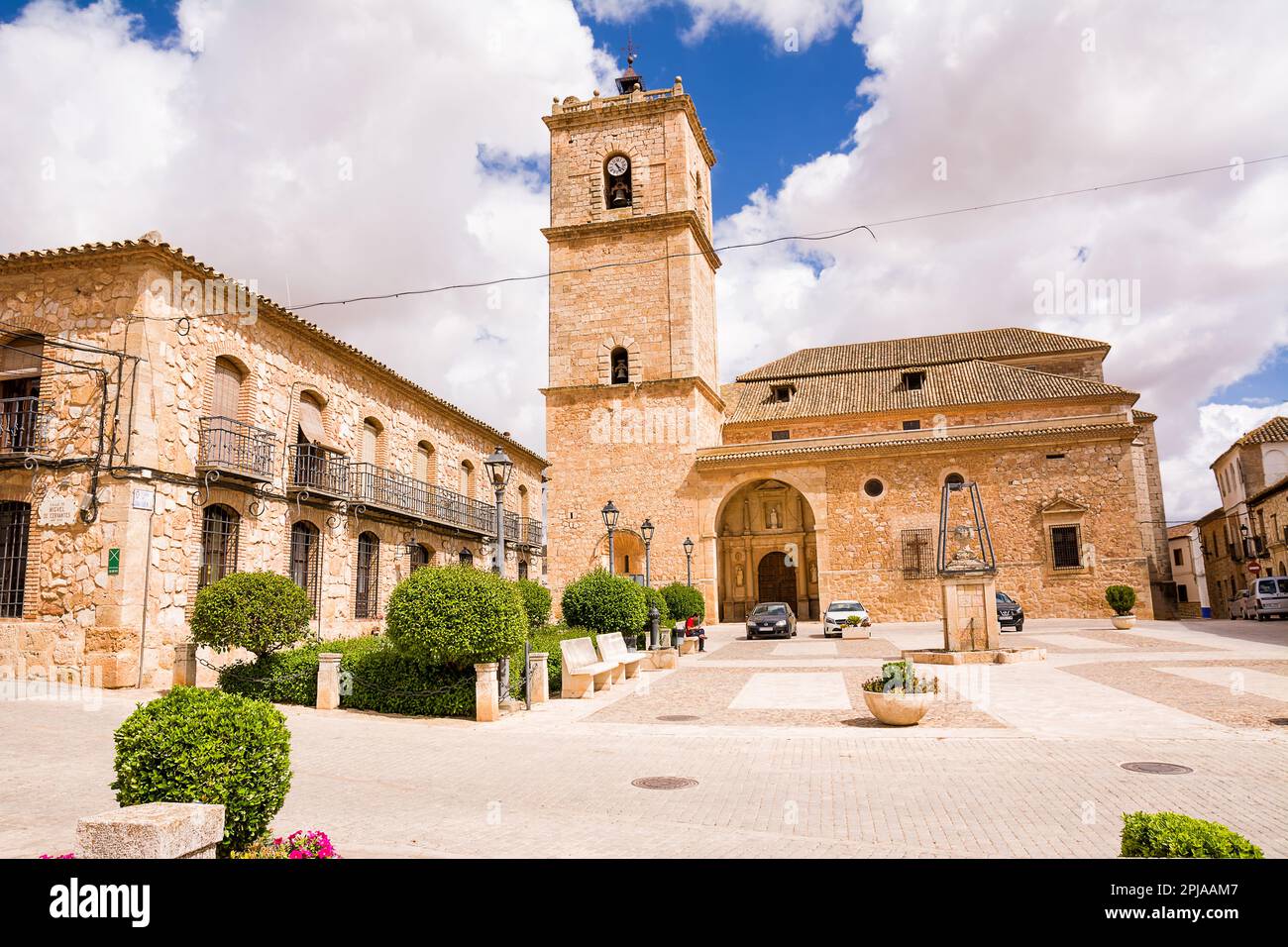 El Toboso, Spagna - 23 giugno 2022: Piazza principale della piccola città di El Toboso in Spagna, famosa per essere chiamata nel Don Chisciotte di Cervantes Foto Stock