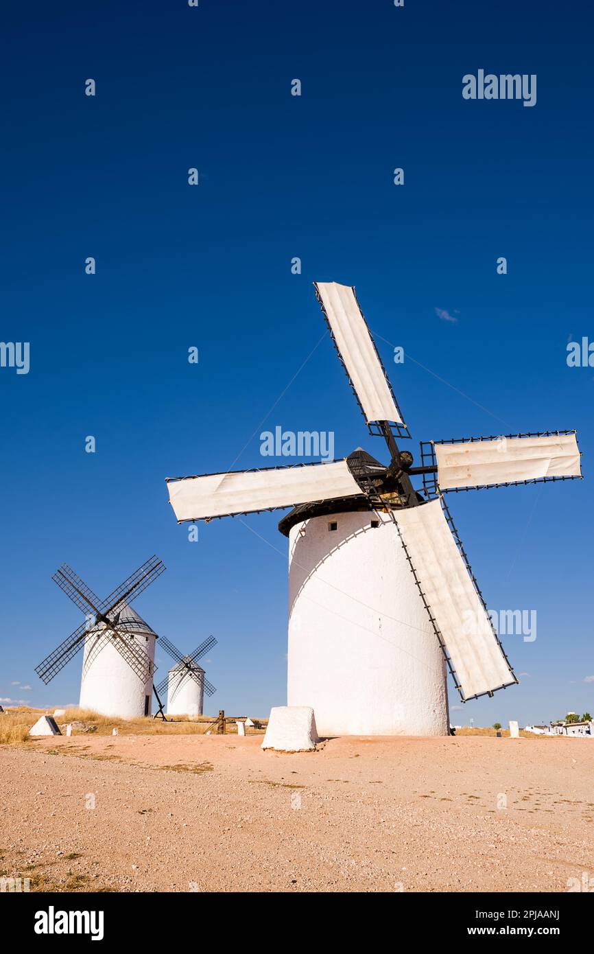 Antico mulino a vento a campo de Criptana (Spagna) con le pale coperte da un panno pronto per entrare in funzione Foto Stock