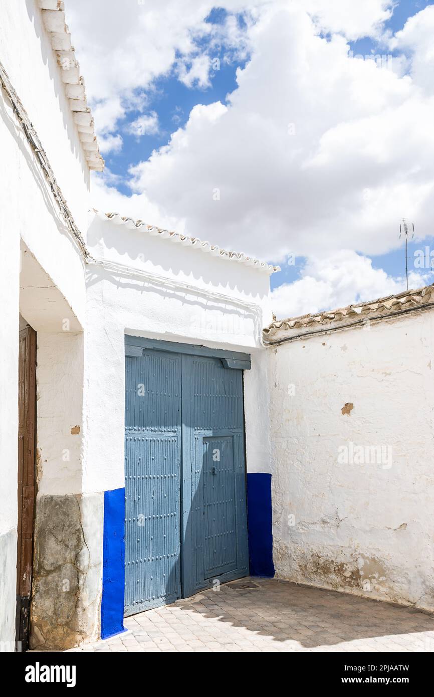 Porta dipinta di blu nel centro di El Toboso (Spagna) Foto Stock