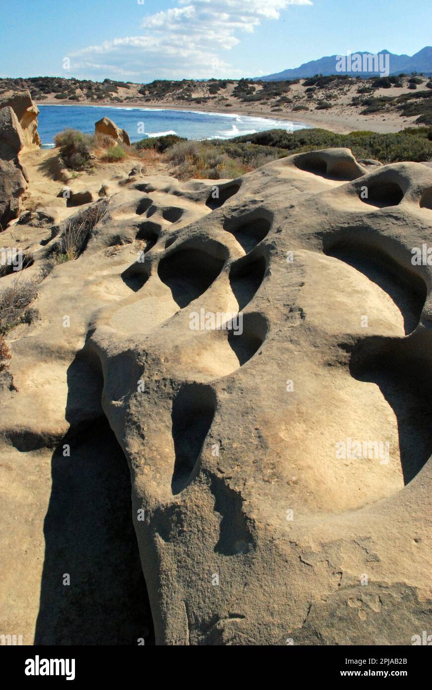 Rocce di arenaria scolpite sulla costa nord di Cipro a est di Kyrenia e a nord di Bellapais. Foto Stock