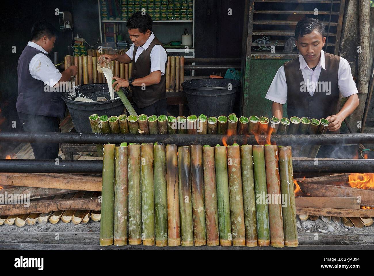 Medan, Indonesia. 1st Apr, 2023. Gli operai fanno il lemang, un alimento tradizionale fatto di riso glutinoso cucinato in bastoni di bambù scavati, durante il Ramadan a Medan, Sumatra del nord, Indonesia, il 1 aprile 2023. Credit: Harry Reira/Xinhua/Alamy Live News Foto Stock