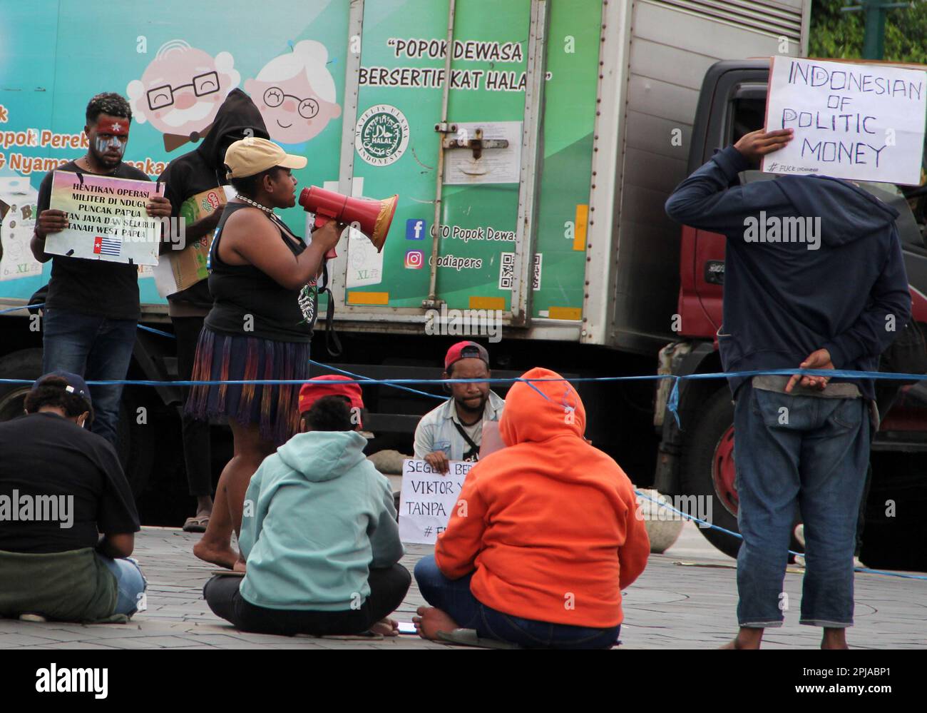 Yogyakarta, Yogyakarta, Indonesia. 1st Apr, 2023. Un certo numero di studenti di Papuan ha organizzato una manifestazione nella città di Yogyakarta, regione speciale di Yogyakarta, Indonesia, sabato 1 aprile 2023. (Credit Image: © Slamet Riyadi/ZUMA Press Wire) SOLO PER USO EDITORIALE! Non per USO commerciale! Foto Stock