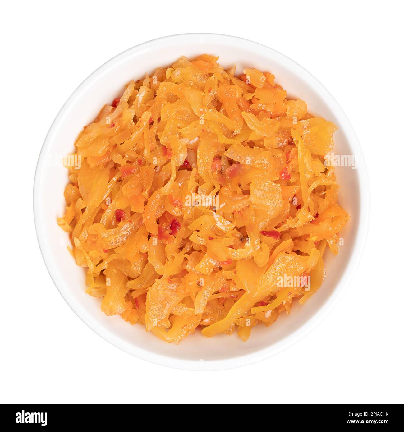 Kimchi, in ciotola bianca. Contorno tradizionale coreano. Cavolo, carote, ravanelli e cipolle, salati e fermentati, con aglio, zenzero e peperoncino. Foto Stock