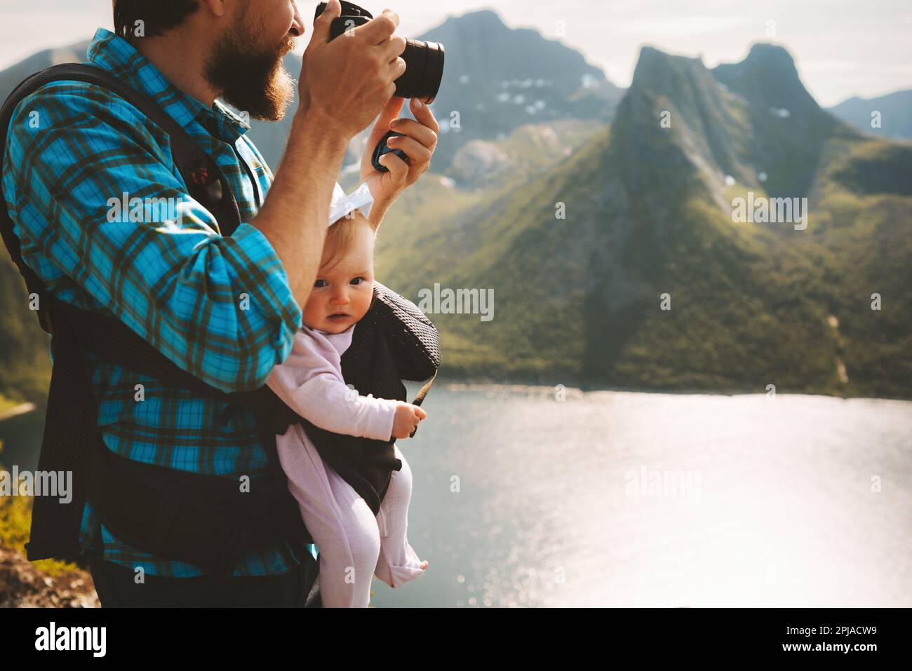 Padre fotografo escursioni con il bambino portatore in montagna viaggio vacanze stile di vita in famiglia con bambino bambino all'aperto in Norvegia blogger influenzatore ma Foto Stock