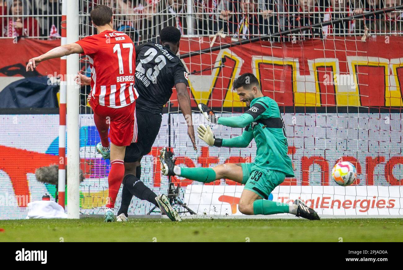 01 aprile 2023, Berlino: Calcio, Bundesliga, 1. FC Union Berlin - VfB Stuttgart, giorno 26, an der Alten Försterei. Il berlinese Kevin Behrens (l) vince il portiere Fabian Bredlow (r) di VfB Stuttgart e segna per arrivare a 2:0. Il Dan-Axel Zagadou di Stoccarda non può impedire l'obiettivo. Foto: Andreas Gora/dpa - NOTA IMPORTANTE: Conformemente ai requisiti della DFL Deutsche Fußball Liga e della DFB Deutscher Fußball-Bund, è vietato utilizzare o utilizzare fotografie scattate nello stadio e/o della partita sotto forma di sequenze di immagini e/o serie di foto simili a un video. Foto Stock