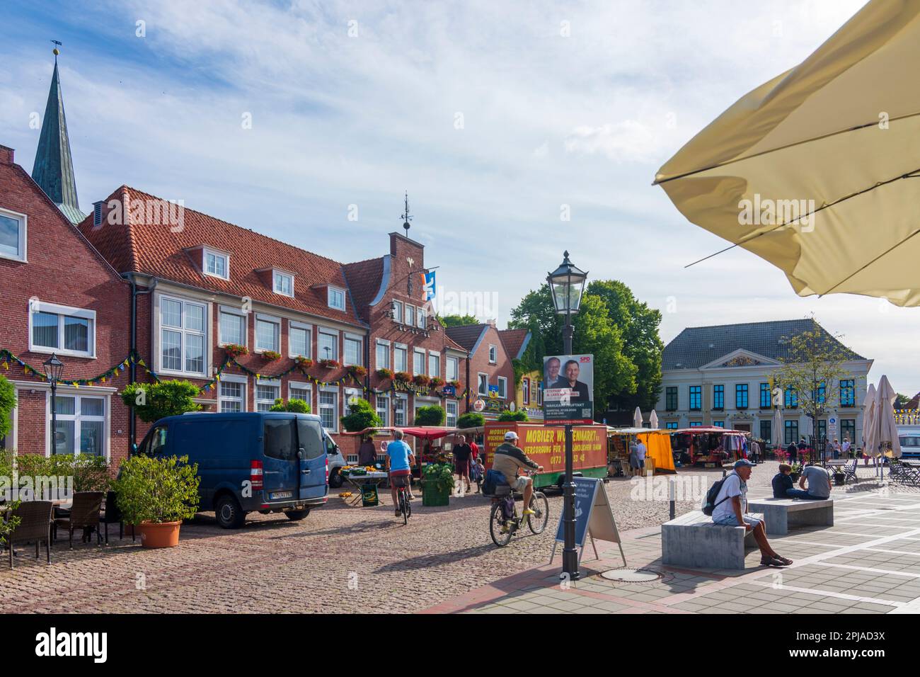 Esens: Piazza Markt, mercato settimanale in Ostfriesland, Niedersachsen, bassa Sassonia, Germania Foto Stock