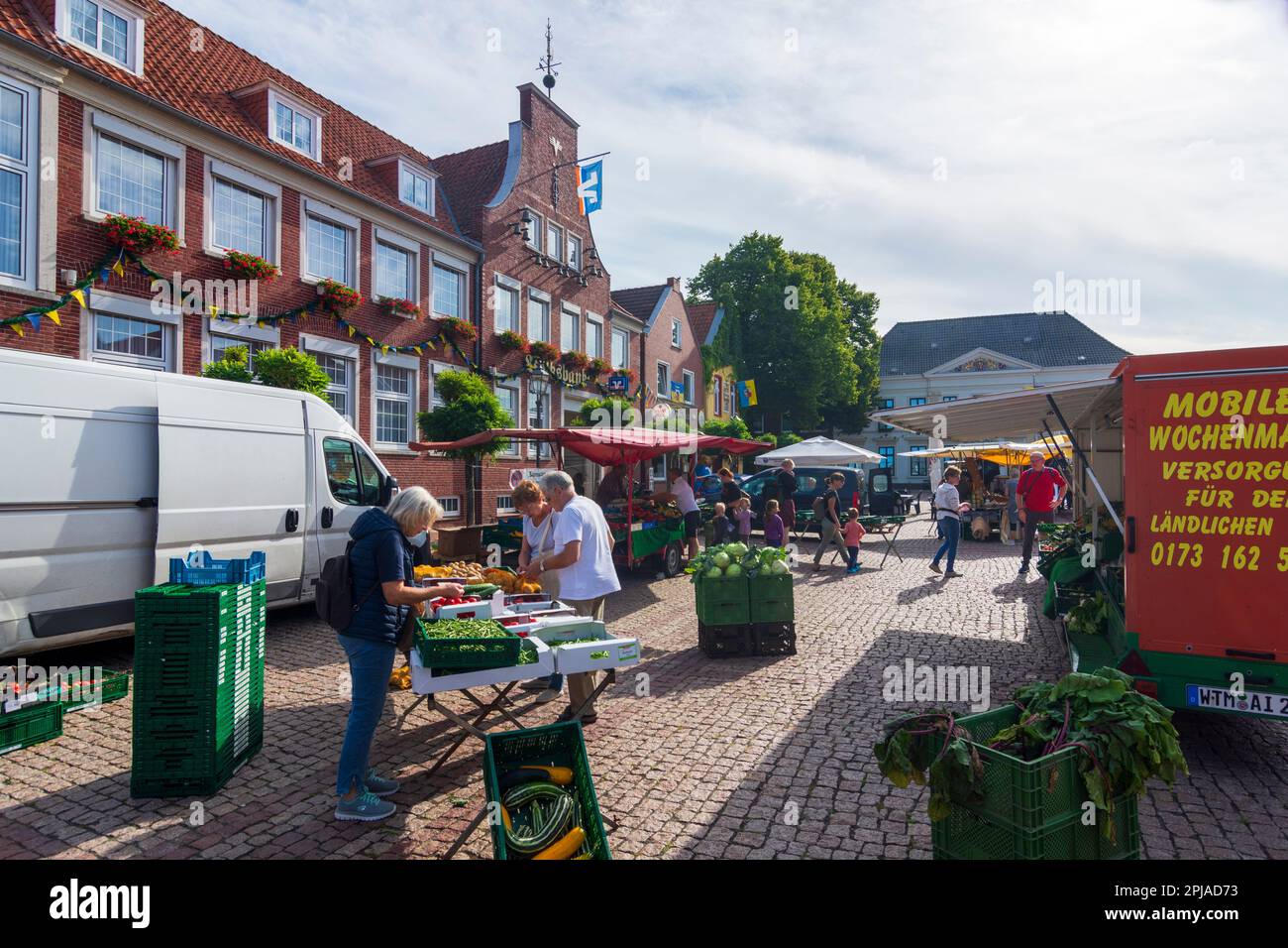 Esens: Piazza Markt, mercato settimanale in Ostfriesland, Niedersachsen, bassa Sassonia, Germania Foto Stock