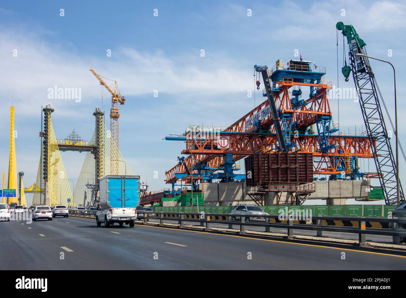 SAMUT PRAKAN, THAILANDIA, 21 2023 GENNAIO, costruzione di un nuovo ponte parallelo al ponte di Rama IX Foto Stock