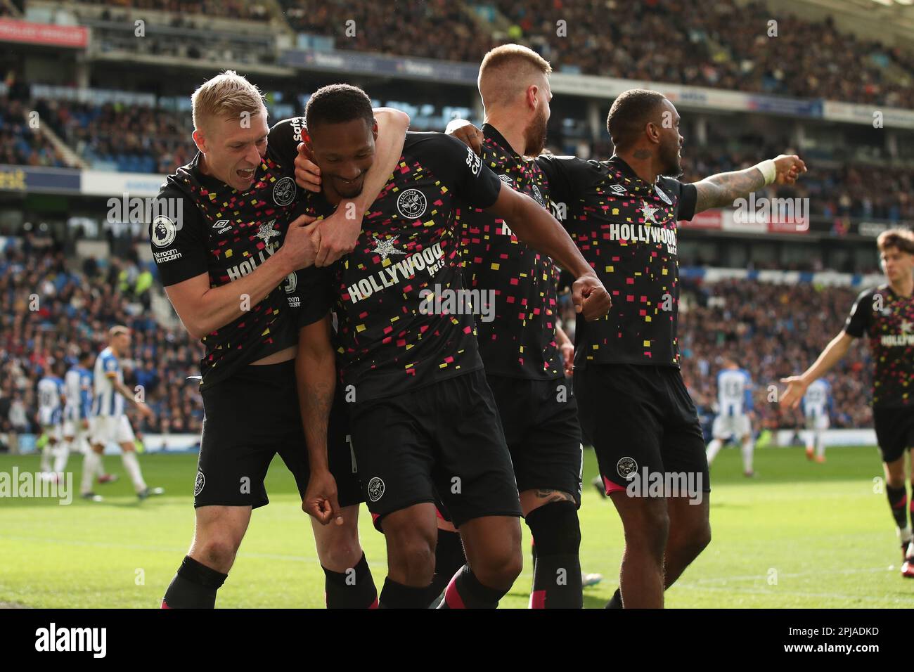Brighton e Hove, Regno Unito. 01st Apr, 2023. Ethan Pinnock di Brentford segna il 2-3 e festeggia il 1 aprile 2023 durante la partita della Premier League tra Brighton e Hove Albion e Brentford presso l'American Express Community Stadium di Brighton e Hove, Inghilterra. Foto di Ken Sparks. Solo per uso editoriale, licenza richiesta per uso commerciale. Non è utilizzabile nelle scommesse, nei giochi o nelle pubblicazioni di un singolo club/campionato/giocatore. Credit: UK Sports Pics Ltd/Alamy Live News Foto Stock