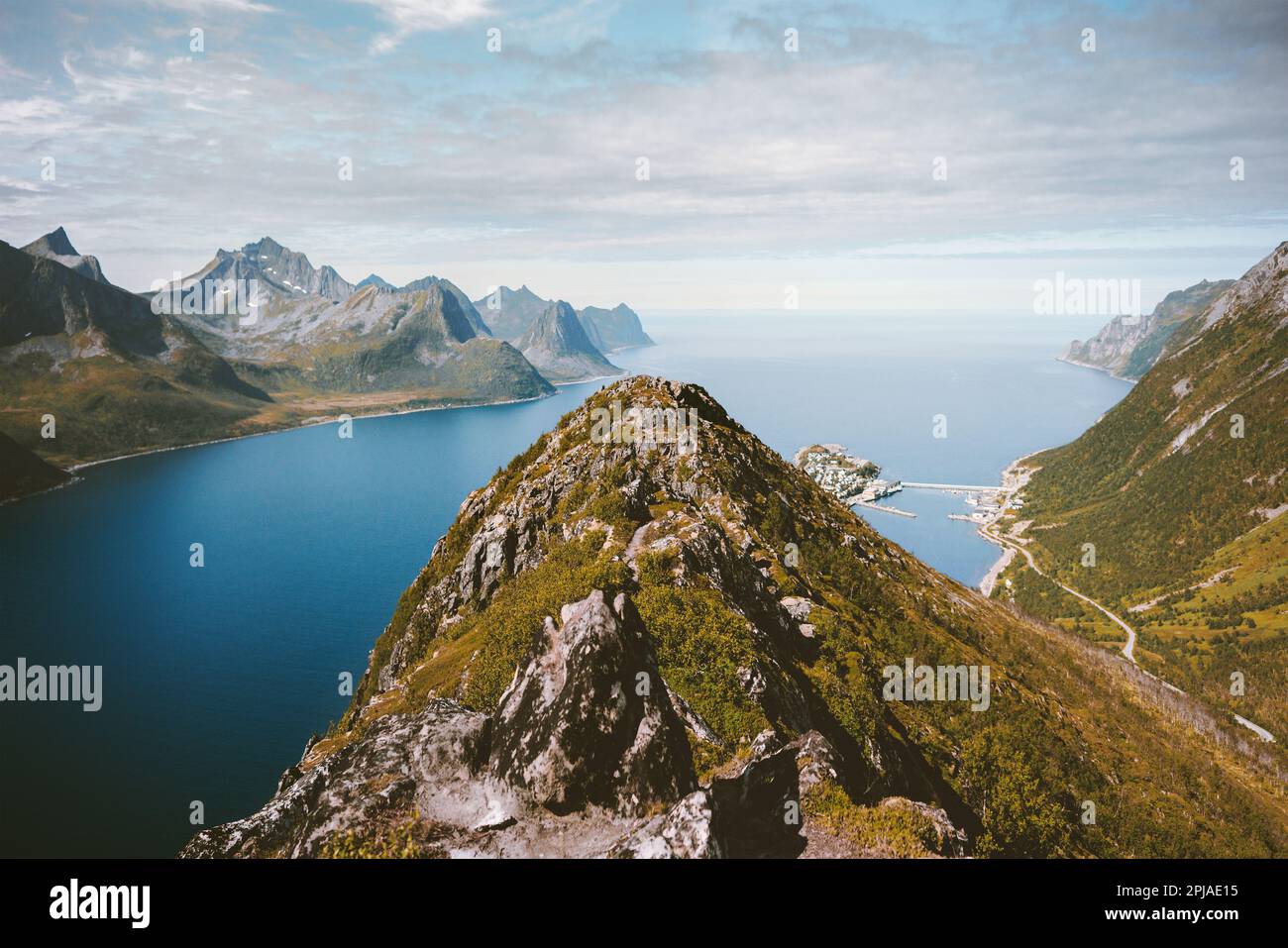 Norvegia paesaggio riviven montagna top Senja isola vista fiordo aereo scandinava natura settentrionale Foto Stock