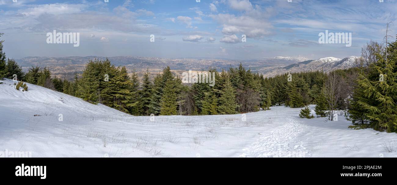 Vista panoramica della regione montana del Libano Baskinta in inverno. Foto Stock