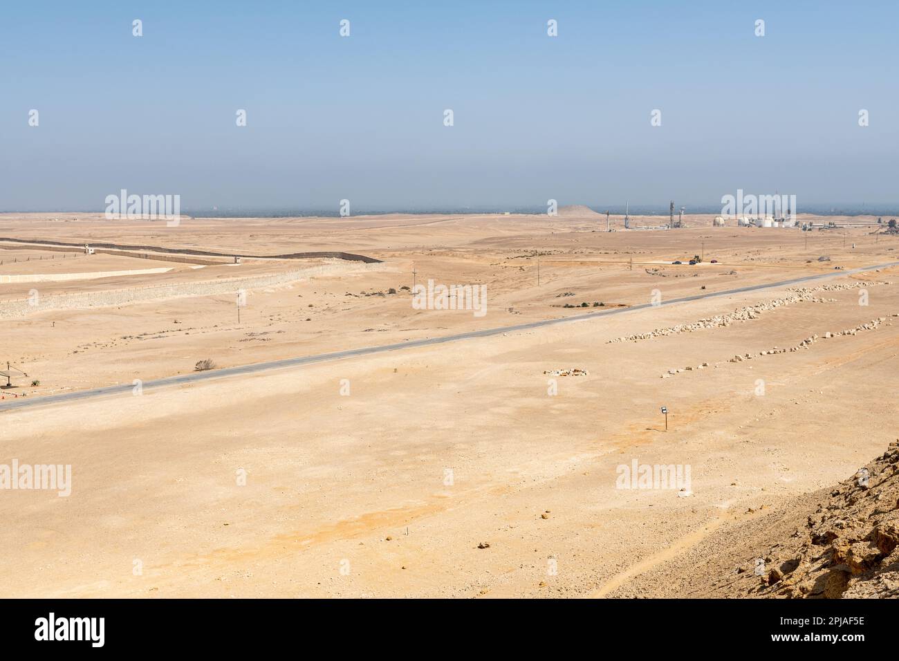 Una strada che attraversa il complesso di necropoli di Dahshur in Egitto Foto Stock