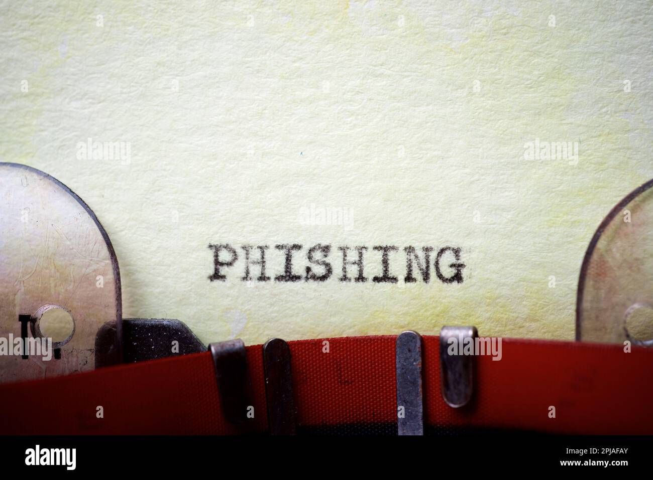 Parola di phishing scritta con una macchina da scrivere. Foto Stock