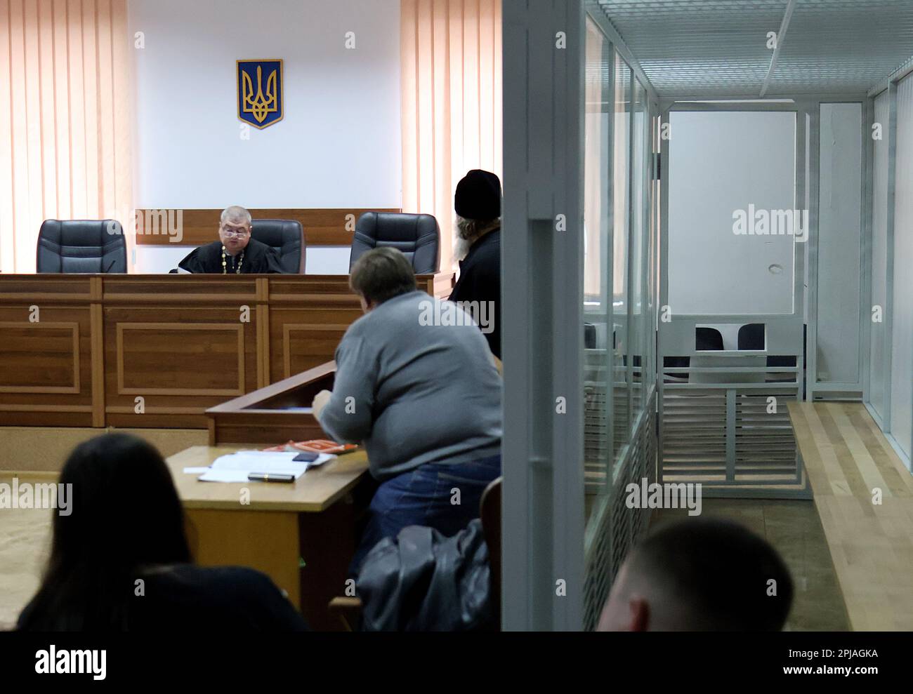 Non esclusiva: KYIV, UCRAINA - 1 APRILE 2023 - i partecipanti sono raffigurati durante un'audizione del tribunale per escludere la misura restrittiva per Metropolit Foto Stock