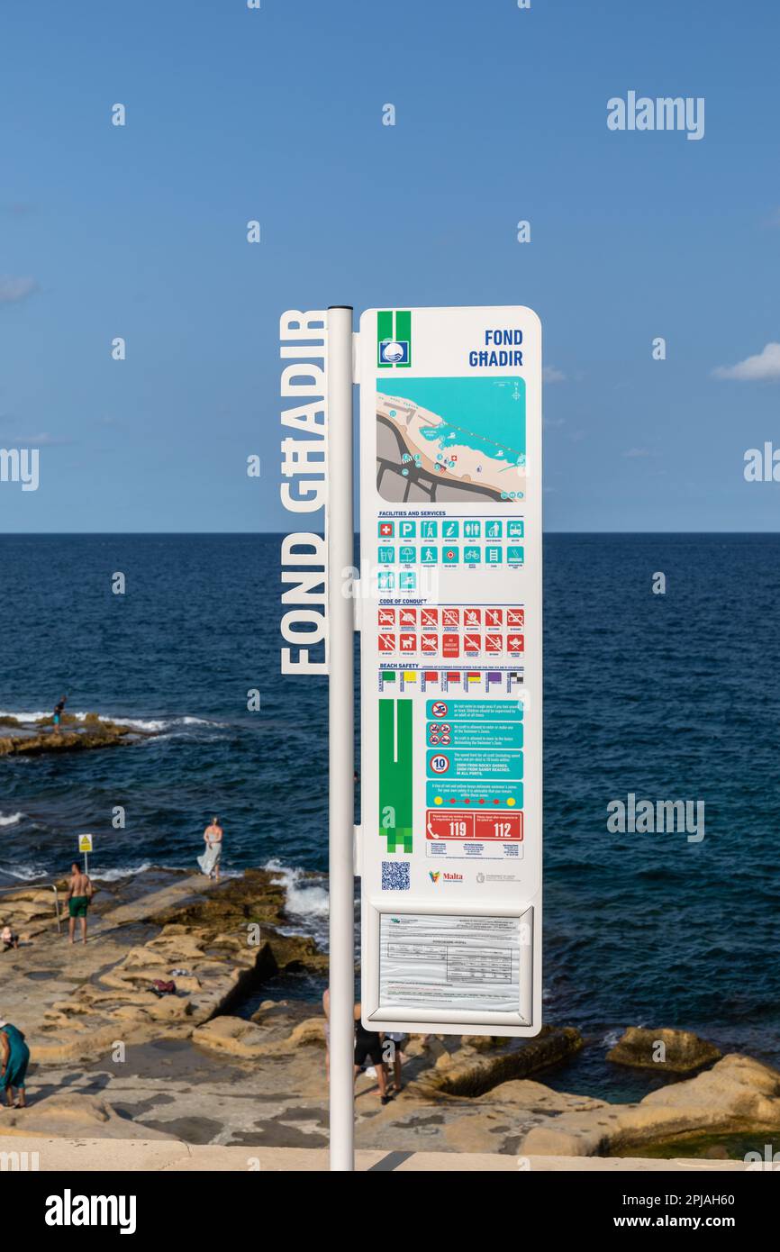 Informazioni sulla spiaggia Fond Għadir. Una famosa spiaggia rocciosa con bandiera blu a Sliema, Malta Foto Stock