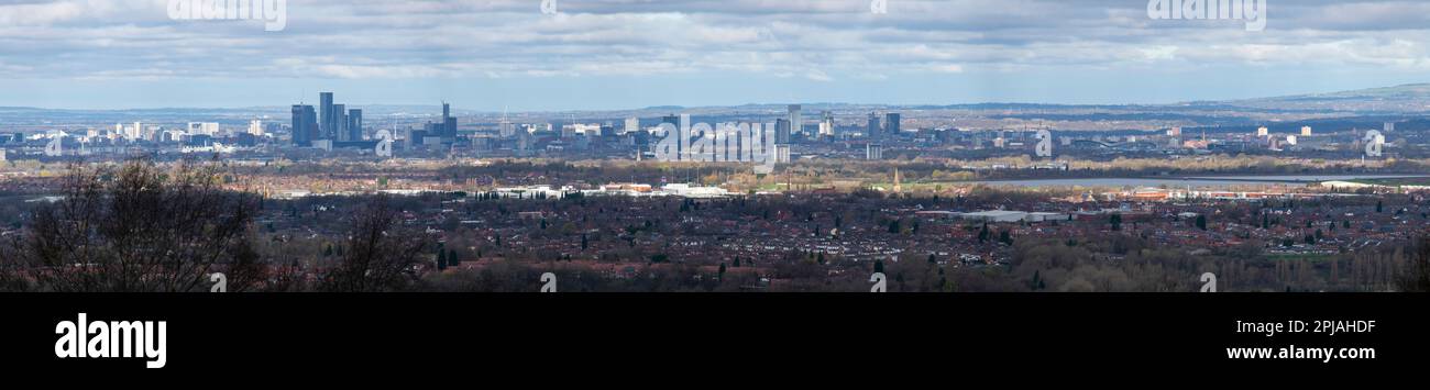 La città di Manchester, Inghilterra vista da una collina a est con il profilo dei molti edifici contro l'orizzonte. Foto Stock