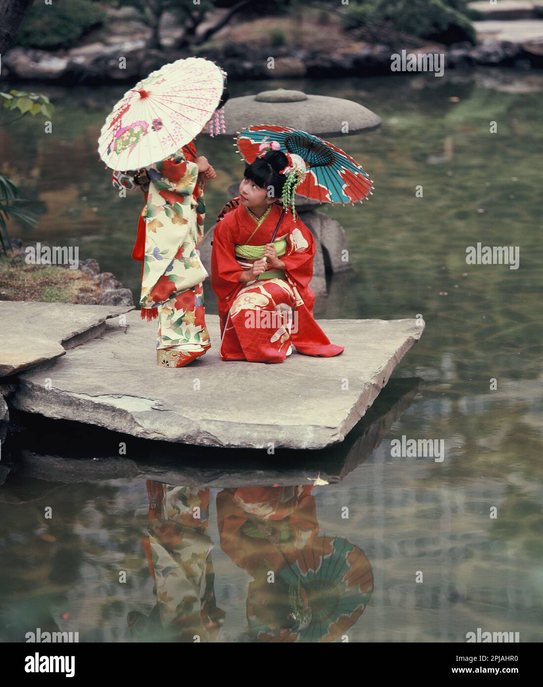 Giappone. Kyoto. Bambini in posa in abiti tradizionali. Foto Stock