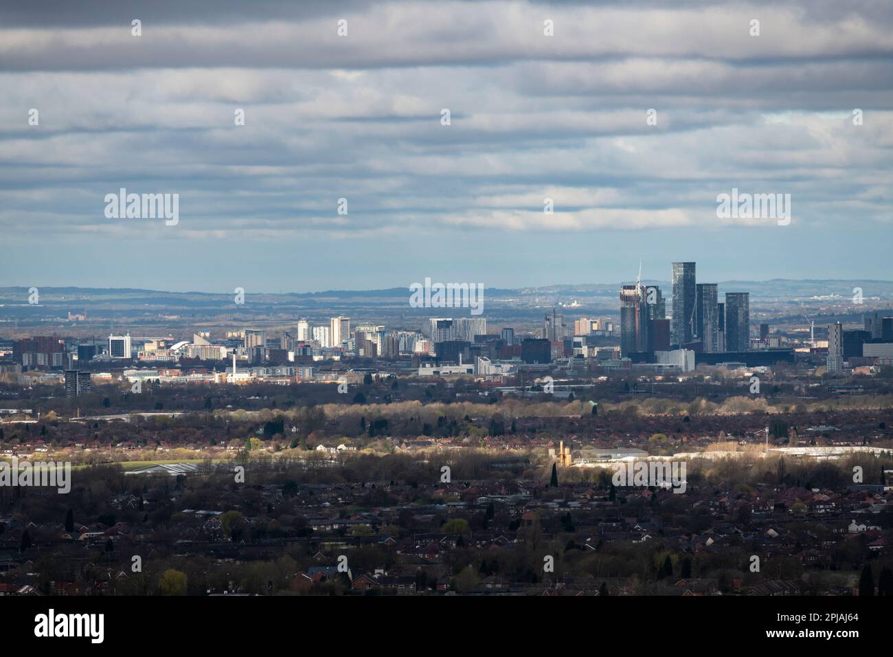 La città di Manchester, Inghilterra vista da una collina a est con il profilo dei molti edifici contro l'orizzonte. Foto Stock