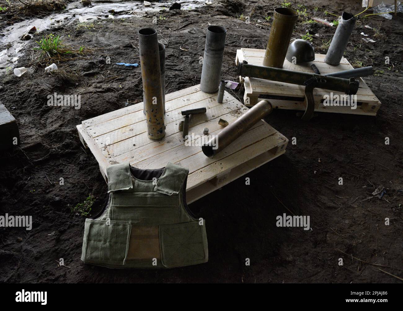 Irpin, Ucraina. 31st Mar, 2023. Bombe e armi di ogni genere durante l'attacco a Irpin visto alla mostra dedicata alla liberazione di Buha. L'Ucraina segna il primo anniversario dell'inizio del più grande attacco militare in Europa dalla seconda guerra mondiale, organizzando una mostra d'arte non ufficiale con sculture, dipinti, E foto di vari artisti locali sotto il ponte romanov distrutto tra Irpin e Kyiv per celebrare l'anniversario della liberazione di Buha. (Foto di Maksym Polishchuk/SOPA Images/Sipa USA) Credit: Sipa USA/Alamy Live News Foto Stock