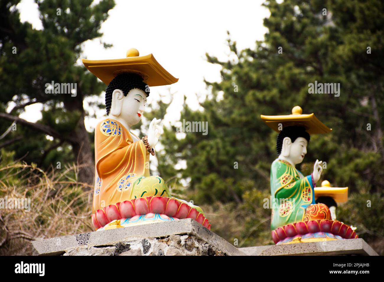 Colorata figura cinese del dio e angelo della divinità statua del buddha su scale di pietra andare al monte Sanbangsan per i viaggiatori coreani viaggio visita RESPECT p Foto Stock