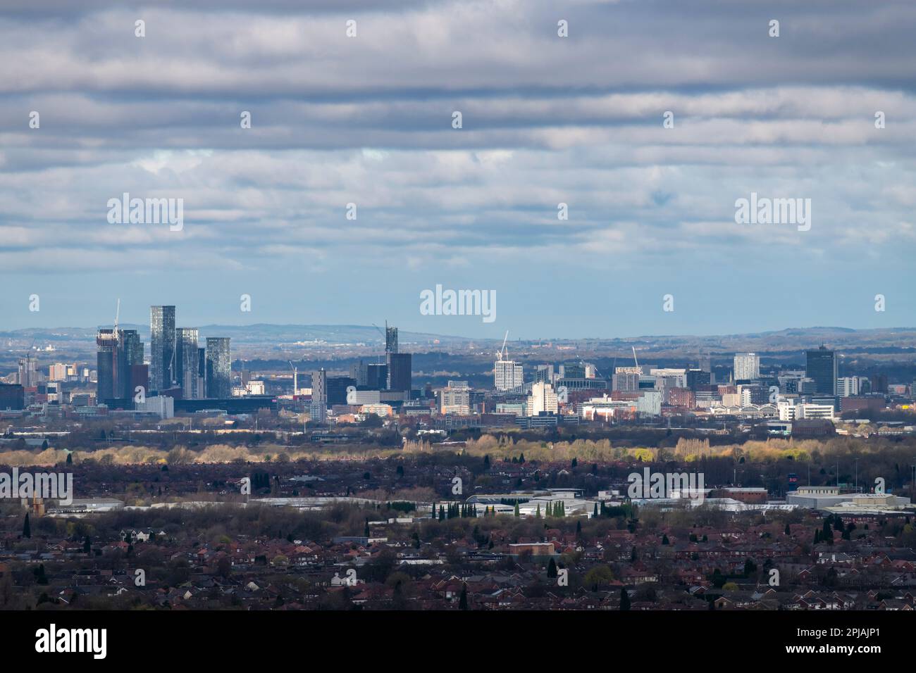 La città di Manchester, Inghilterra vista da una collina a est con il profilo dei molti edifici contro l'orizzonte. Foto Stock