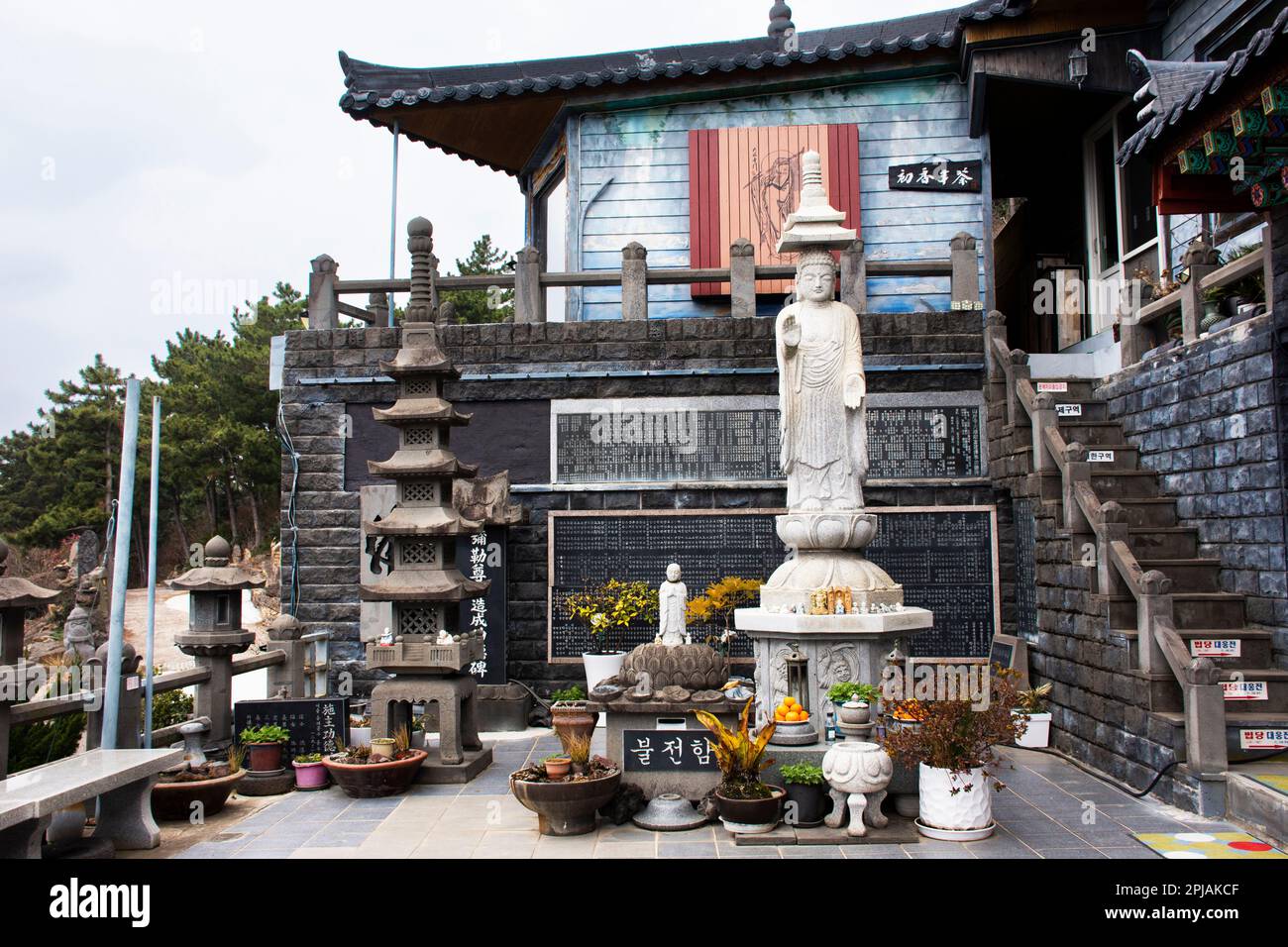 l'antico buddha e l'antico angelo della divinità per i viaggiatori coreani visitano e pregano la benedizione augurano il santo mistero nel tempio di Sanbangsa nella città di Seogwipo Foto Stock