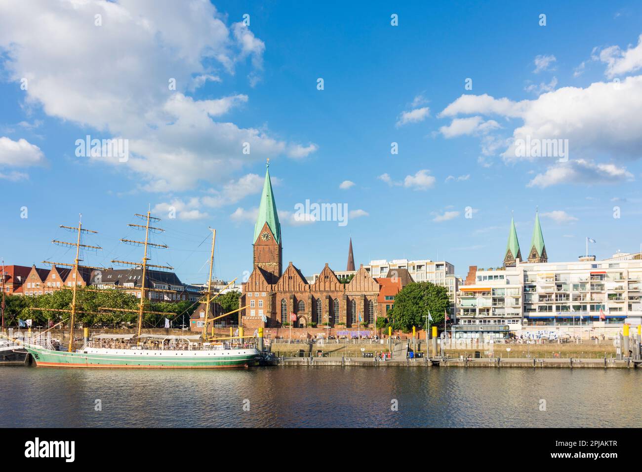 Brema: fiume Weser, chiesa di San Martini, nave, passeggiata Weserpromenade, agosto Kühne Casa della compagnia Kühne + Nagel in , Brema, Germania Foto Stock