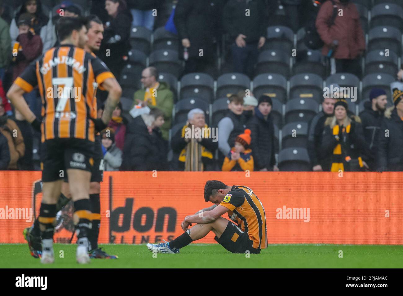 Uno sconsolato Allahyar Sayyadmanesh #9 di Hull City siede sul pavimento a tempo pieno dopo la partita del Campionato Sky Bet Hull City vs Rotherham United allo Stadio MKM, Hull, Regno Unito, 1st aprile 2023 (Foto di James Heaton/News Images) Foto Stock