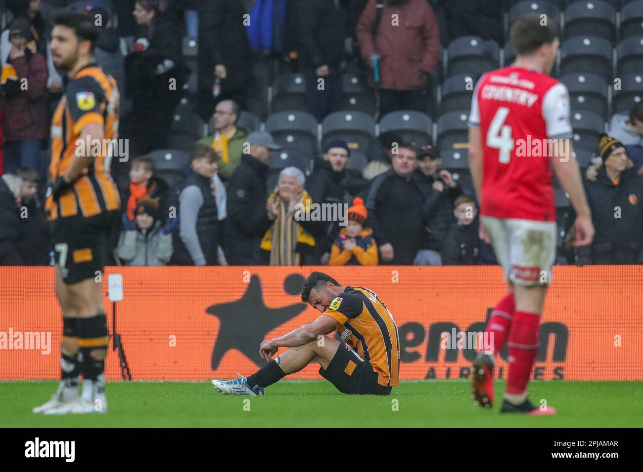 Uno sconsolato Allahyar Sayyadmanesh #9 di Hull City siede sul pavimento a tempo pieno dopo la partita del Campionato Sky Bet Hull City vs Rotherham United allo Stadio MKM, Hull, Regno Unito, 1st aprile 2023 (Foto di James Heaton/News Images) Foto Stock