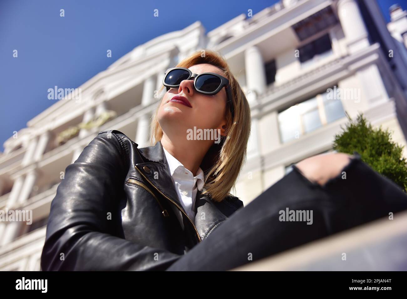 bella ragazza hipster in giacca di pelle nera, primo piano Foto Stock