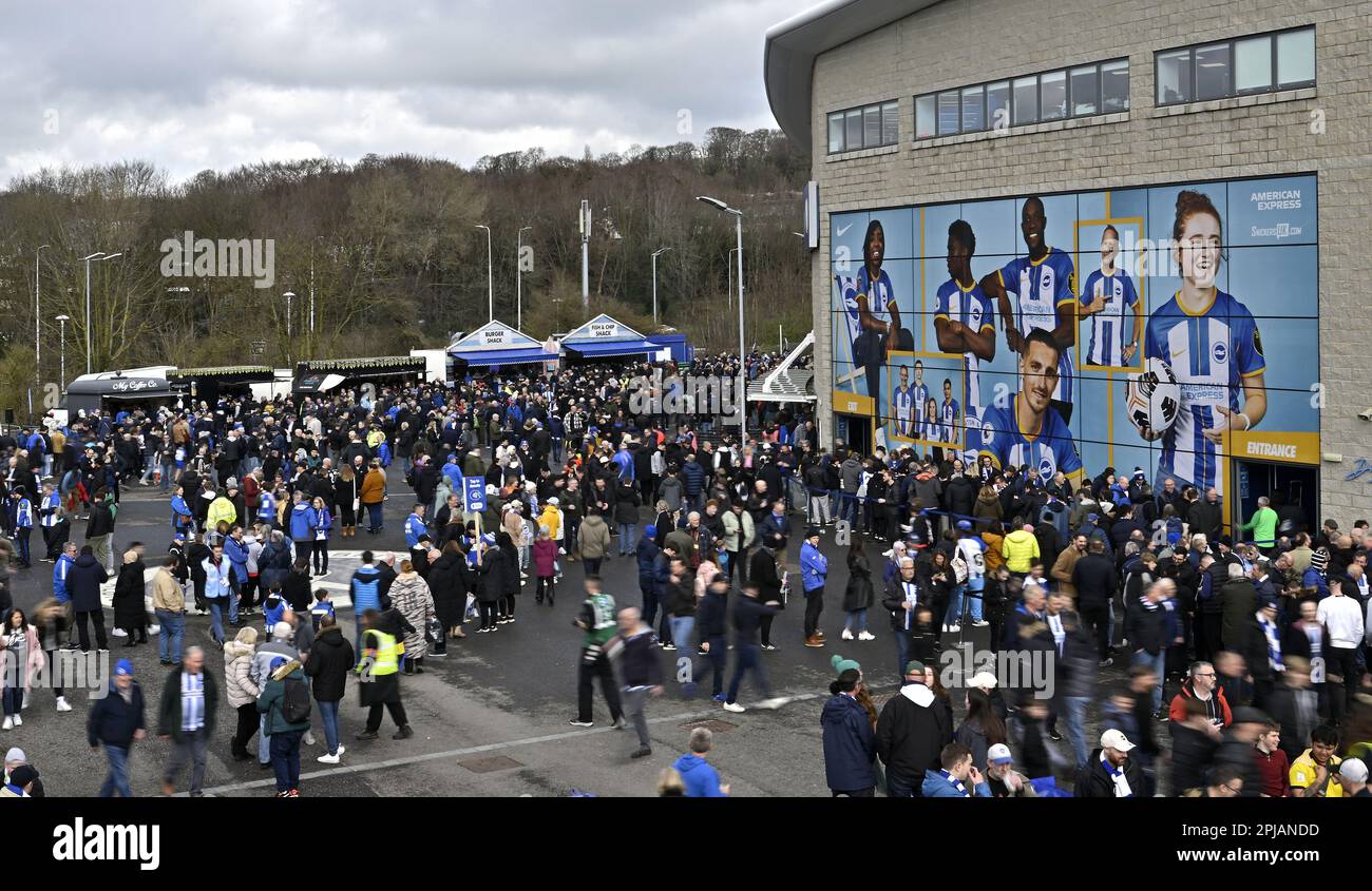 Brighton East Sussex, Regno Unito. 1st Apr, 2023. I tifosi arrivano allo stadio prima della partita della Brighton V Brentford Premier League presso l'Amex Stadium di Brighton. Credit: MARTIN DALTON/Alamy Live News Foto Stock