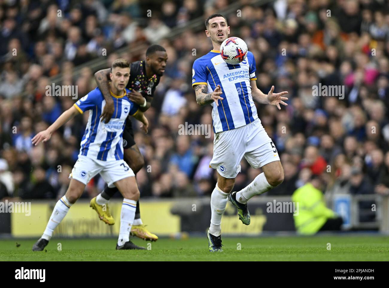 Brighton East Sussex, Regno Unito. 1st Apr, 2023. Lewis Dunk (Brighton) incula la palla durante la partita della Brighton V Brentford Premier League presso l'Amex Stadium di Brighton. Credit: MARTIN DALTON/Alamy Live News Foto Stock