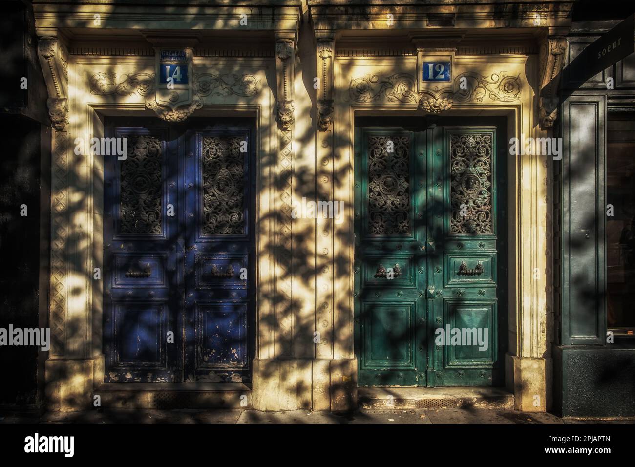 Parigi, Francia, ottobre 2022, vista di due belle porte d'ingresso datate intorno al 1840-1850 sui grands Boulevards Foto Stock