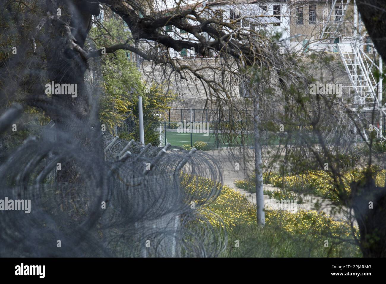 Nicosia, Nicosia, Cipro. 1st Apr, 2023. Il filo di punta è visto nella zona tampone che lo separa dal suolo cipriota. Il ministero degli Affari esteri di Cipro ha rilasciato una dichiarazione relativa alle opere all'interno della zona cuscinetto, dove la cosiddetta "Repubblica turca di Cipro del Nord” sta costruendo uno stadio di calcio. La zona cuscinetto è il suolo cipriota che viene donato volentieri alle Nazioni Unite per facilitare il suo dovere di mantenimento della pace e, secondo la dichiarazione, il governo cipriota non ha mai concesso alcuna autorizzazione per lavori all'interno della zona cuscinetto e chiede all'UNFICYP di agire di conseguenza. (Credit Image: © Kostas Pikoulas/ZUMA Foto Stock