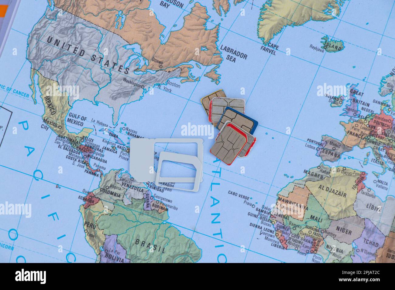 su una mappa geografica sono presenti diverse schede sim Foto Stock