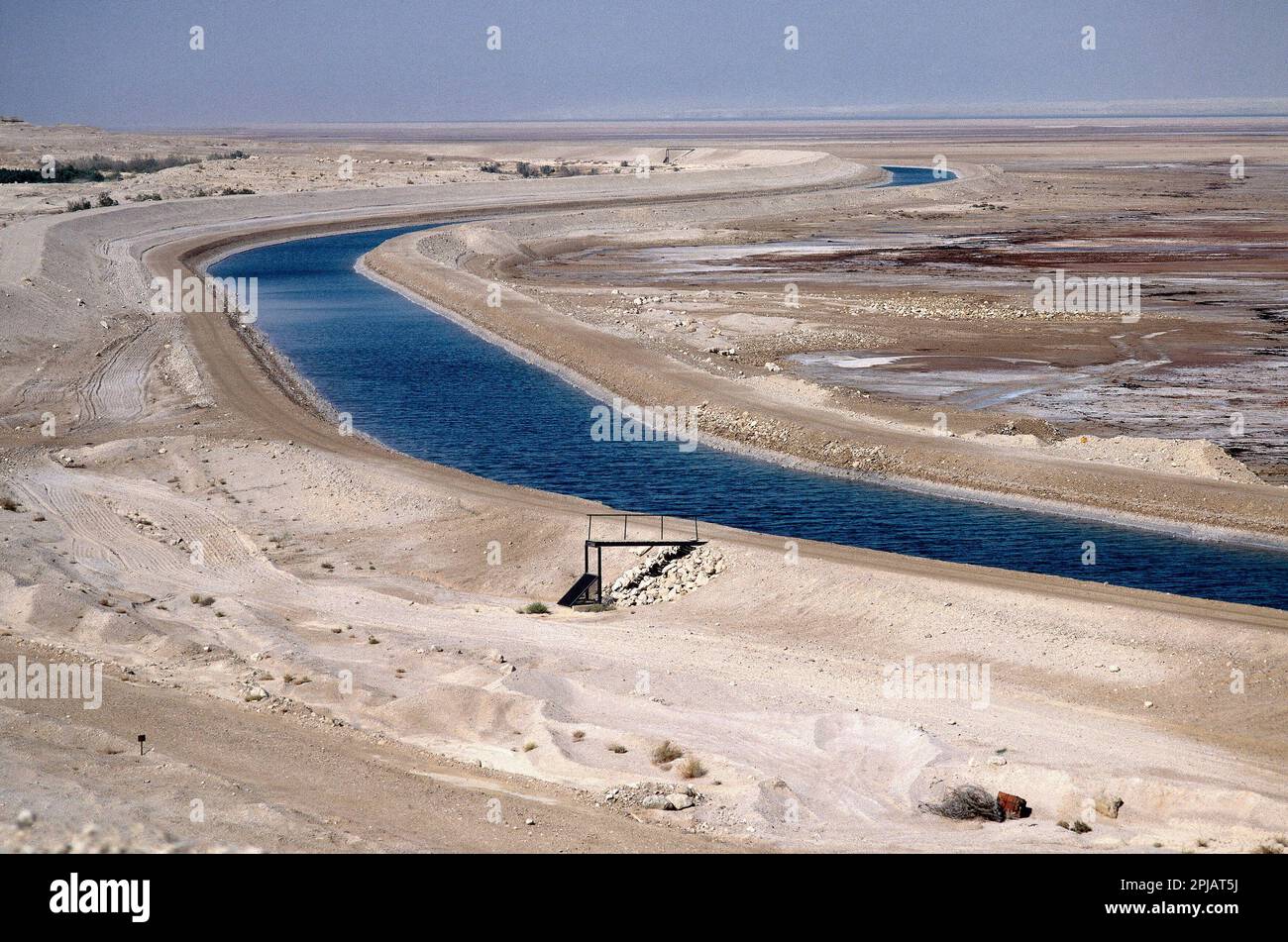 CANAL DE TRASVASE DE AGUA SALADA DEL NORTE AL SUR - FOTO AÑOS 90. Località: MAR MUERTO. Nación. ISRAELE. Foto Stock