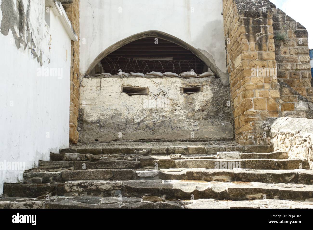 Nicosia, Nicosia, Cipro. 1st Apr, 2023. Un bunker è visto sulle pareti della porta di Paphos sul lato cipriota di Nicosia. Il ministero degli Affari esteri di Cipro ha rilasciato una dichiarazione relativa alle opere all'interno della zona cuscinetto, dove la cosiddetta "Repubblica turca di Cipro del Nord” sta costruendo uno stadio di calcio. La zona cuscinetto è il suolo cipriota che viene donato volentieri alle Nazioni Unite per facilitare il suo dovere di mantenimento della pace e, secondo la dichiarazione, il governo cipriota non ha mai concesso alcuna autorizzazione per lavori all'interno della zona cuscinetto e chiede all'UNFICYP di agire di conseguenza. (Credit Image: © Kostas Pikoula Foto Stock