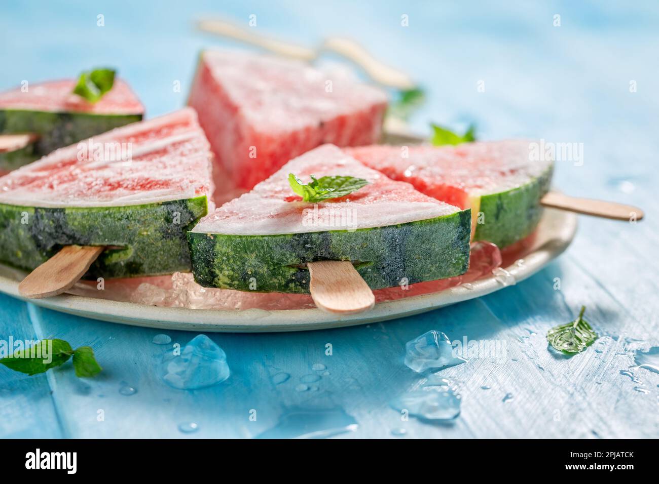Gelato al cocomero freddo e dolce su un bastone. Sorbetti fatti di anguria e bastone. Foto Stock