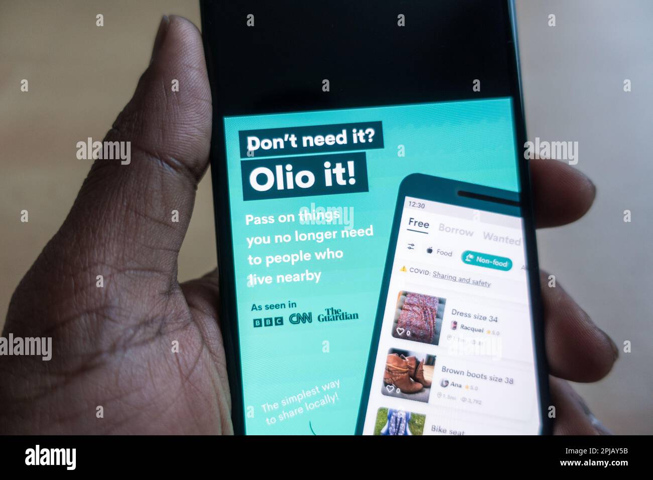 Olio app per smartphone per regalare cibo o articoli domestici in eccesso Foto Stock
