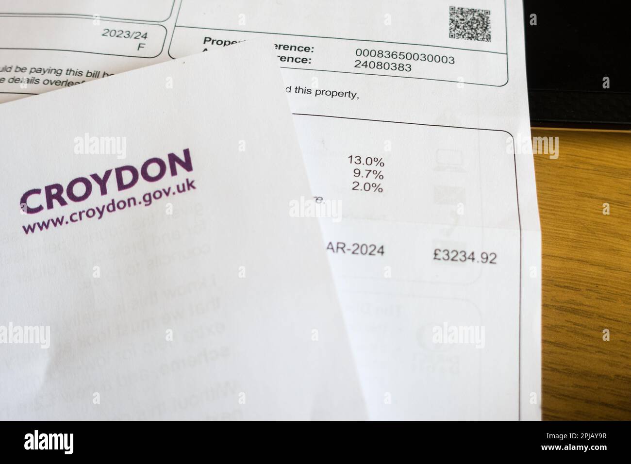 La legge fiscale del consiglio di Croydon mostra un aumento del 15% rispetto agli anni precedenti, costringendo il pubblico a pagare per la cattiva gestione dei precedenti consiglieri Foto Stock