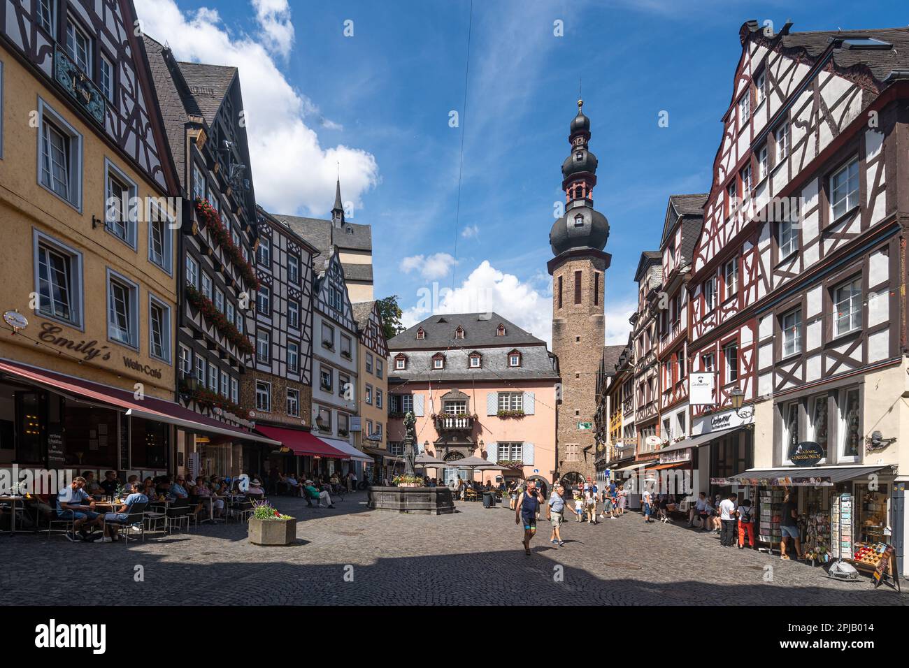 Piazza centrale di Cochem, una città affascinante situata nella regione della Mosella. Cochem, Renania-Palatinato, Germania, agosto 2022 Foto Stock
