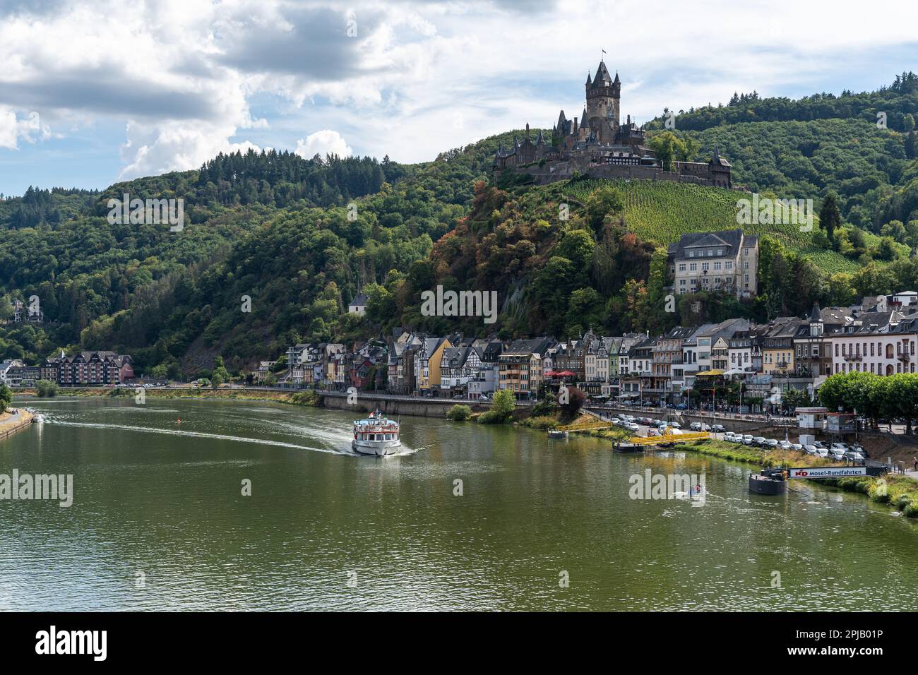 Vista di Cochem, una pittoresca città situata sul fiume Mosella e popolare destinazione turistica, Renania-Palatinato, Germania Foto Stock
