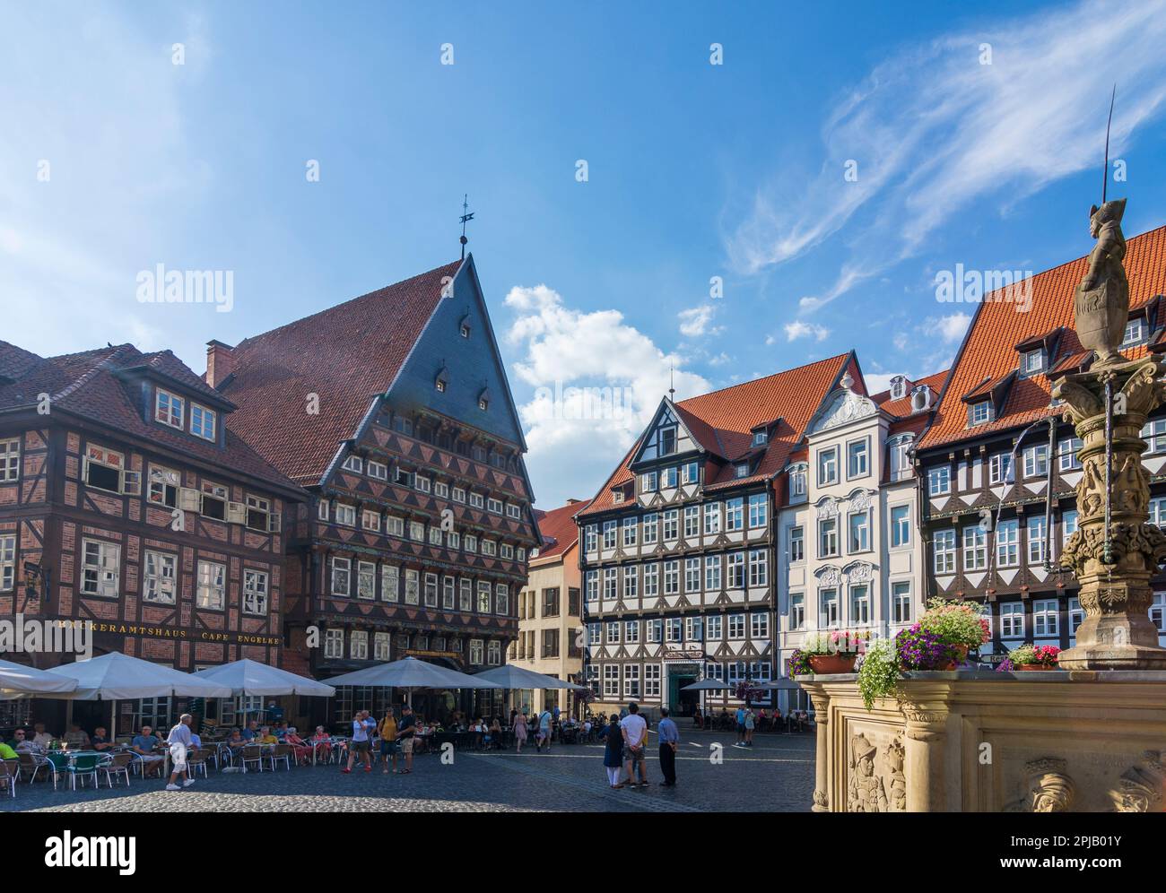 Hildesheim: Piazza Markt, Bäckeramtshaus (Baker's Guild Hall), Knochenhaueramtshaus (Butcher's Guild Hall), fontana Rolandbrunnen, ristorante all'aperto Foto Stock