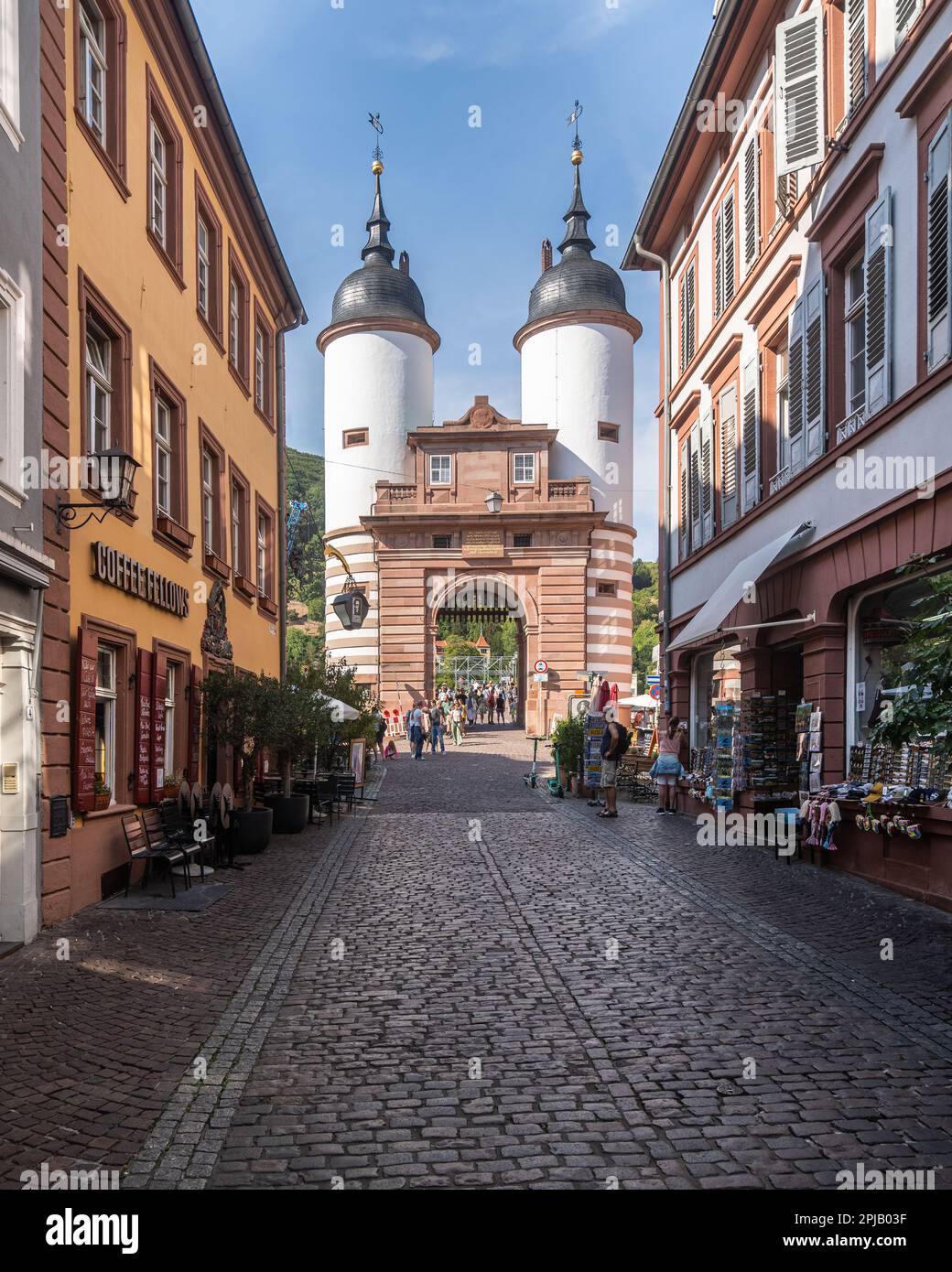 Tipica strada pedonale del centro storico di Heidelberg che conduce al cancello del Ponte Vecchio. Heidelberg, Baden-Württemberg, Germania, agosto 2022 Foto Stock
