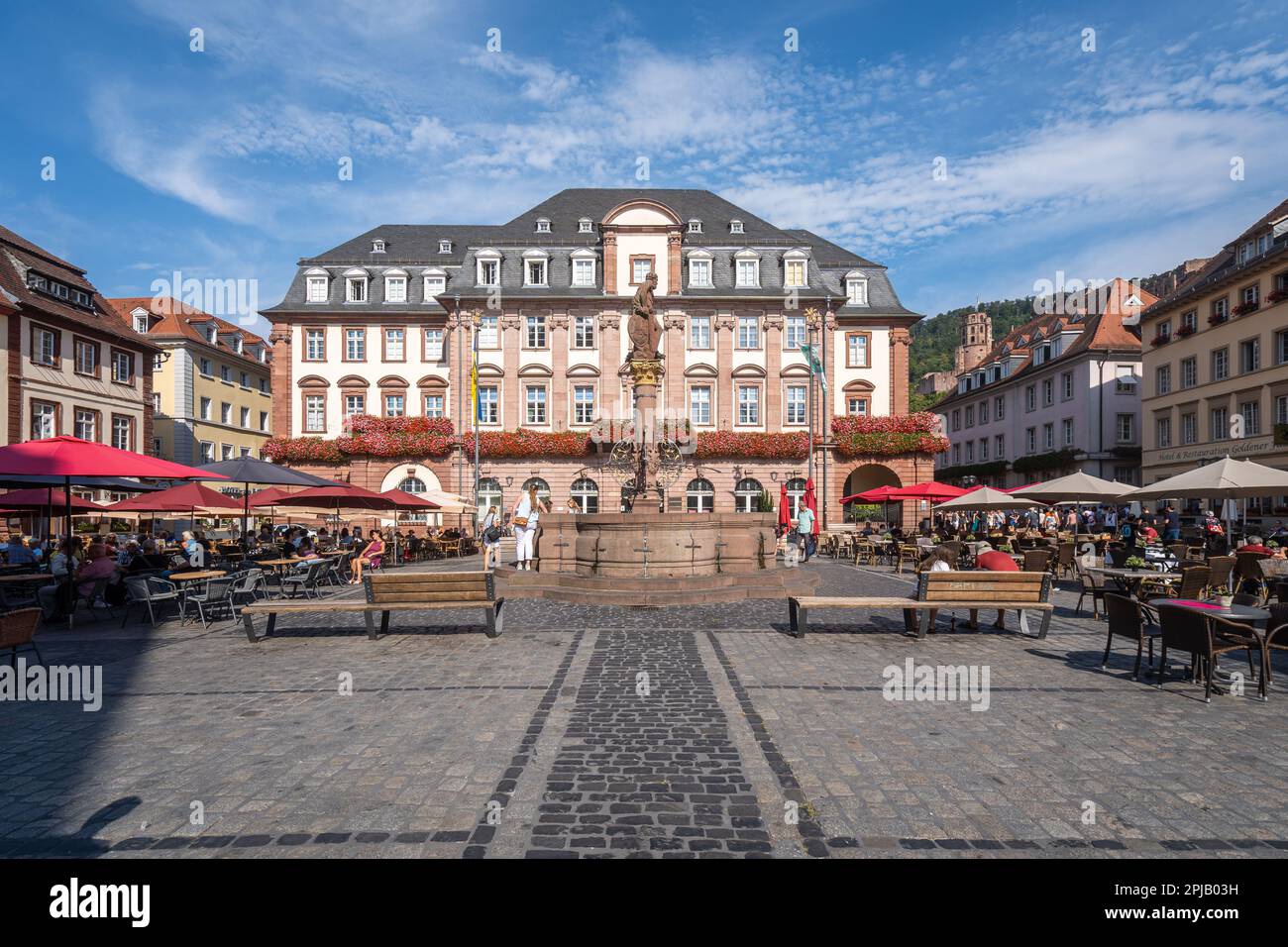 Vista del Municipio di Heidelberg situato sulla vivace Piazza del mercato nella città vecchia. Heidelberg, Baden-Württemberg, Germania, agosto 2022 Foto Stock