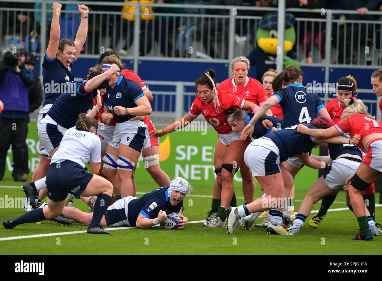 Edimburgo Scozia, Regno Unito 01 aprile 2023. TikTok - la Scozia e il Galles delle sei Nazioni femminili presso LO STADIO di salute DAM. Lana Skeldon segna una prova per la Scozia. credito sst/alamy notizie dal vivo Foto Stock