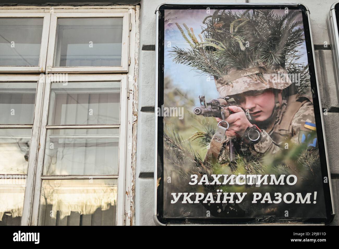 1 aprile 2023, Lviv, regione di Lviv, Ucraina: Un poster sul muro di un edificio raffigurante un soldato ucraino con la seguente iscrizione: ''insieme proteggeremo l'Ucraina!''. Vita notturna nel centro della città di Lviv, Ucraina occidentale. Questa città è stata ampiamente risparmiata dall'inizio dell'invasione russa nel febbraio 2022. (Credit Image: © Adrien Fillon/ZUMA Press Wire) SOLO PER USO EDITORIALE! Non per USO commerciale! Foto Stock