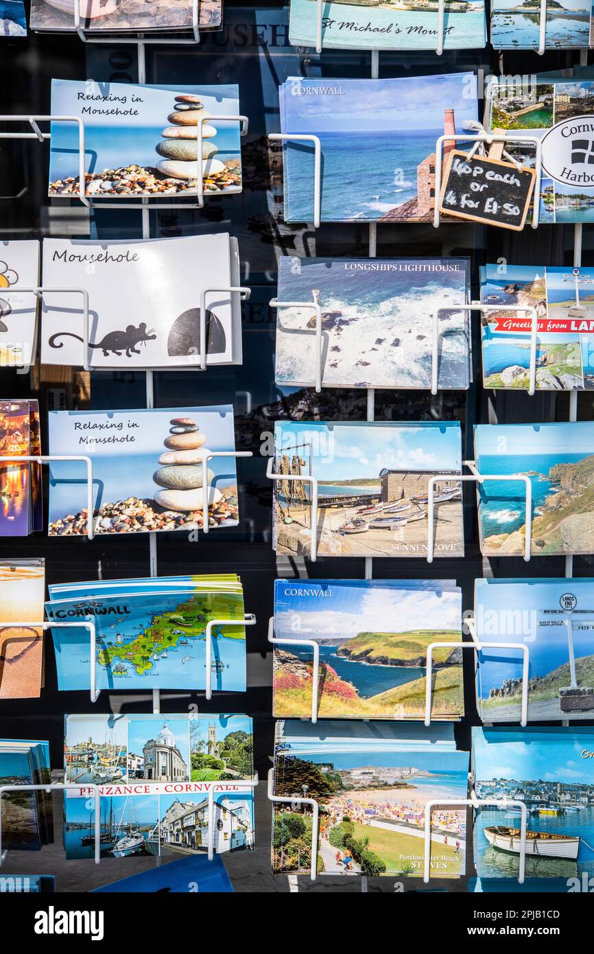 Selezione di cartoline ricordo in vendita all'esterno di un negozio in Cornovaglia, Inghilterra, Regno Unito Foto Stock