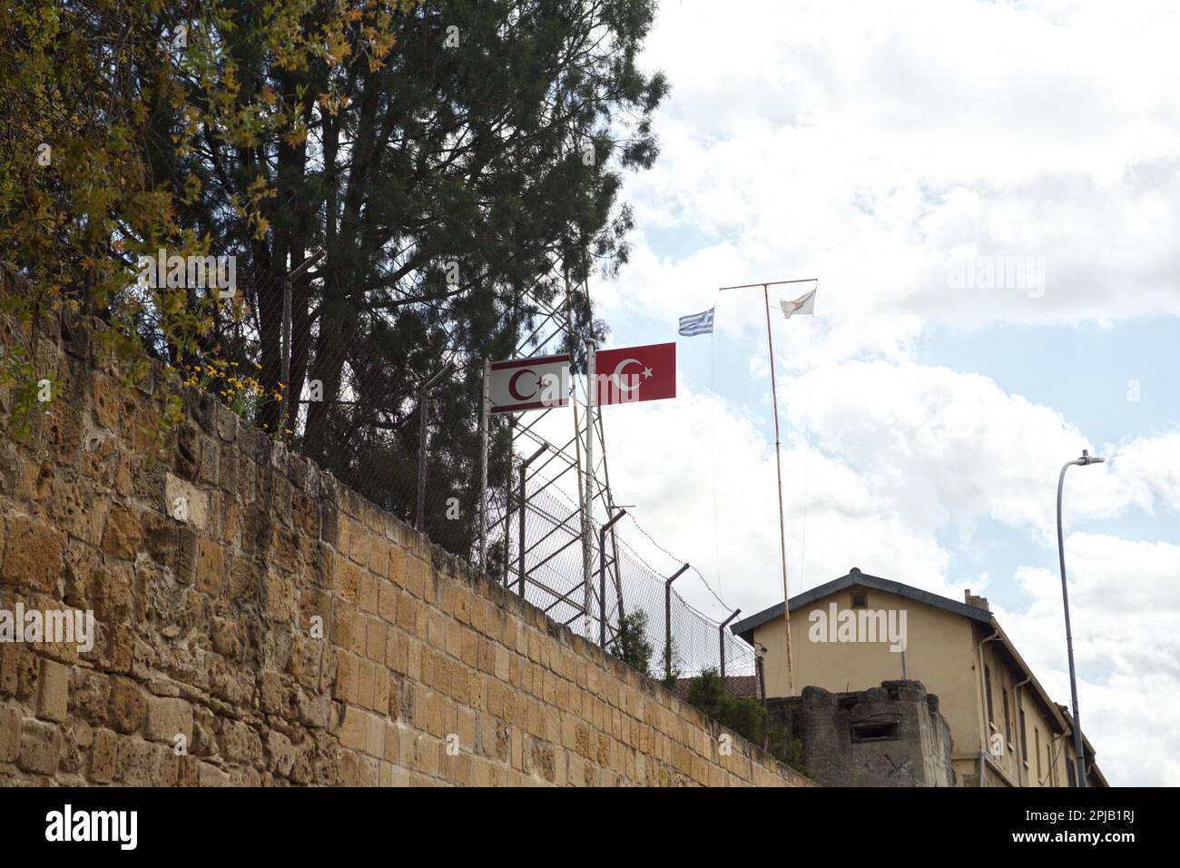 Le bandiere della Turchia e della cosiddetta “Repubblica turca di Cipro del Nord” sono viste con la bandiera greca e cipriota sullo sfondo, Nicosia il 1 aprile 2023. Il Ministero degli Affari Esteri di Cipro ha rilasciato una dichiarazione relativa alle opere all'interno della zona cuscinetto in cui la cosiddetta “Repubblica turca di Cipro del Nord” sta costruendo uno stadio di calcio. La zona cuscinetto è il suolo cipriota che viene donato volentieri alle Nazioni Unite per facilitare il suo dovere di mantenimento della pace e, secondo la dichiarazione, il governo cipriota non ha mai concesso alcuna autorizzazione per lavori all'interno della zona cuscinetto e chiede all'UNFICYP di agire di comune accordo Foto Stock