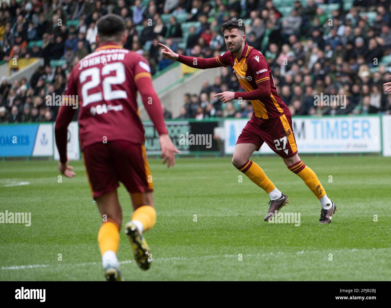 EDIMBURGO, SCOZIA - 1 2023 APRILE: Sean Goss, centrocampista di Motherwell, festeggia dopo aver messo i visitatori 1-0 in anticipo nel 7th minuto della partita di Cinch Premiership tra Hibs e Motherwell allo Stadio di Easter Road il 1 2023 aprile a Edimburgo, Regno Unito. (Foto di Ian Jacobs) Credit: Ian Jacobs/Alamy Live News Foto Stock